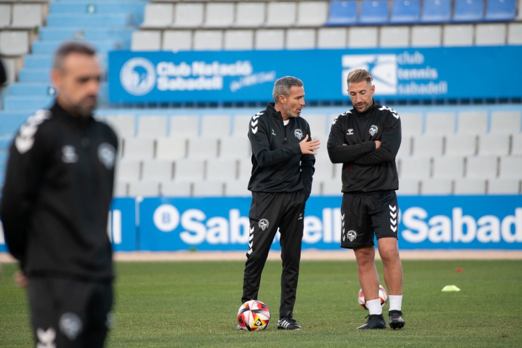 Cano conversa amb Àngel durant l'entrenament d'ahir | Roger Benet