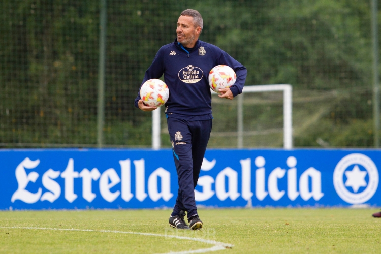 El nou entrenador arlequinat dirigint un entrenament a Abegondo | RC Deportivo