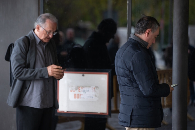 Manuel Somoza i Josep Miquel Duran (d'esquena) a les portes dels jutjats