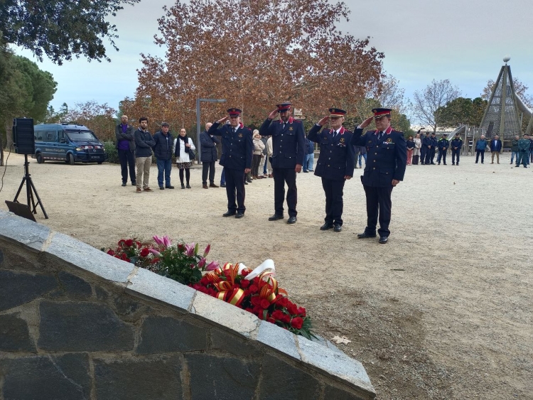 Mossos, durant l'ofrena floral