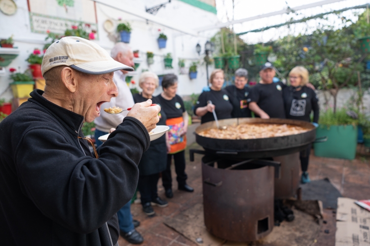 Un senyor degustant els 'fideos con pavo'