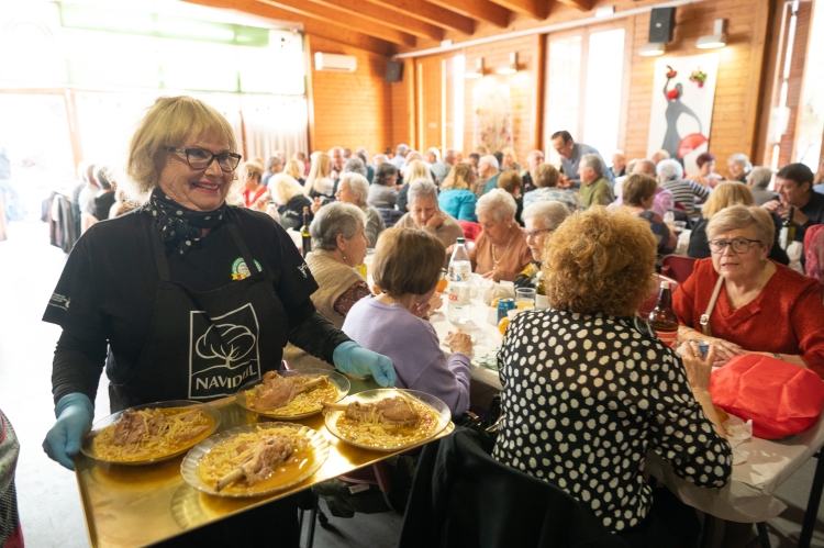 Repartint les racions entre els més de 140 comensals als Ballesteros