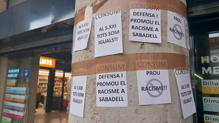 Octavetes enganxades en una columa del supermercat Consum del Mercat Central