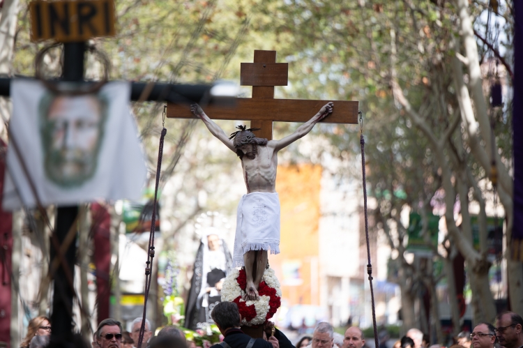 El Sant Crist baixant per la Rambla de Sabadell durant el Via Crucis