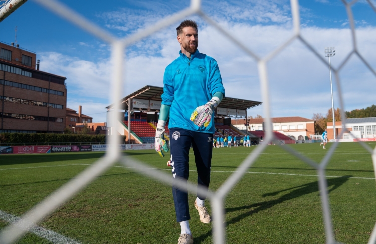 Adrián Ortolá durant l'escalfament a l'estadi de Pinilla | Roger Benet