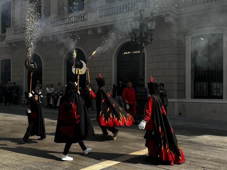 El correfoc infantil invocant la ceba del Cebafoc