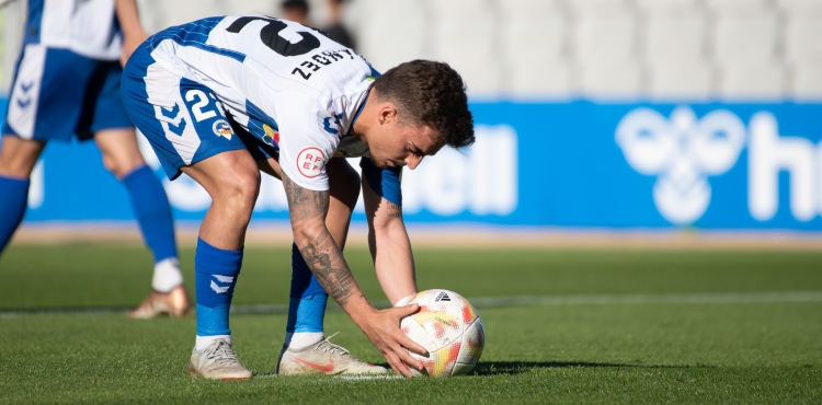 Alberto situant la pilota al punt de penal el dia del Castellón | Roger Benet