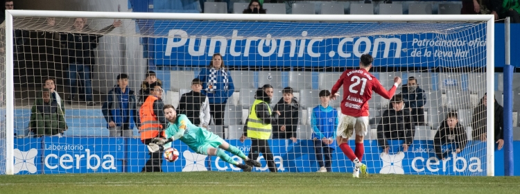 Ortolá atura un penal en el Sabadell-Tarazona | Roger Benet