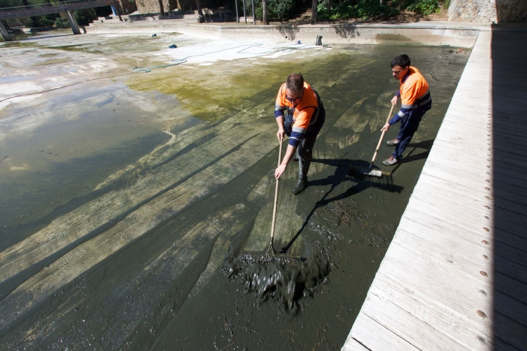 Els operaris treballant al llac del Parc Catalunya 