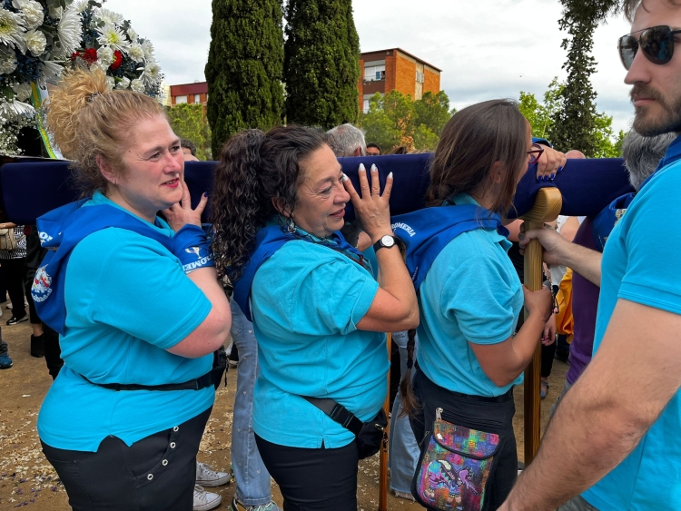 Les dones de la Fuensanta carregant la Verge