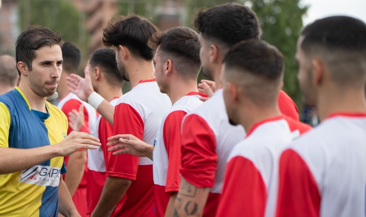 Andrés Montero, capità del Sabadell Nord, saluda els jugadors del Can Rull RT | Roger Benet