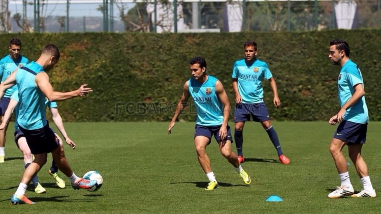 Juanma (al fons) entrenant amb el primer equip del Barça amb Cristian Tello entre altres | FCB