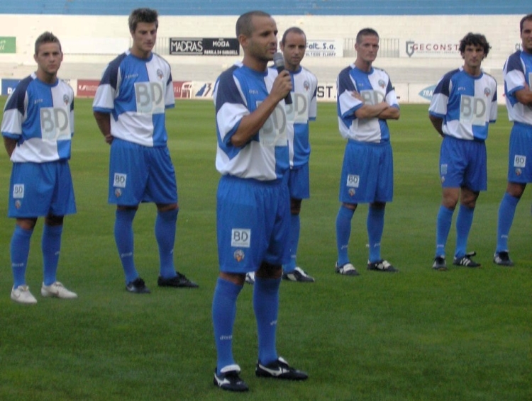 Xavi Roca parlant com a capità durant la presentació del Sabadell 2006/07