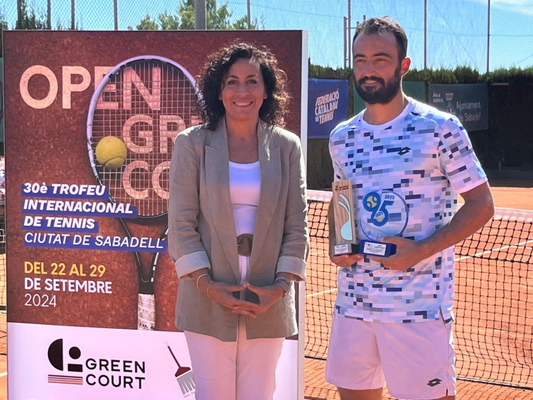 La regidora Montse González amb el campió de la 30a edició del torneig | Adrián Arroyo