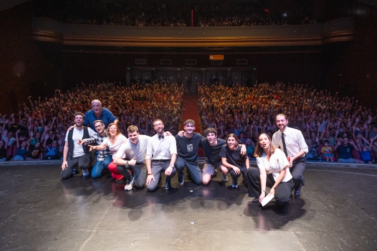 L'equip d'Amunt el Teló celebrant els 300 programes