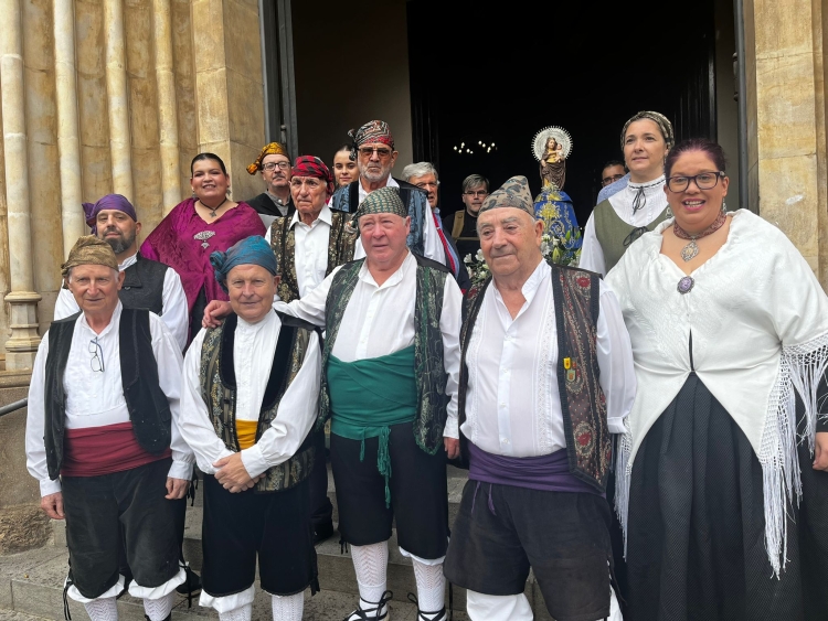 Els membres del Centro i la Verge