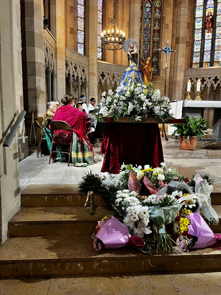 La verge del Pilar i les ofrenes florals