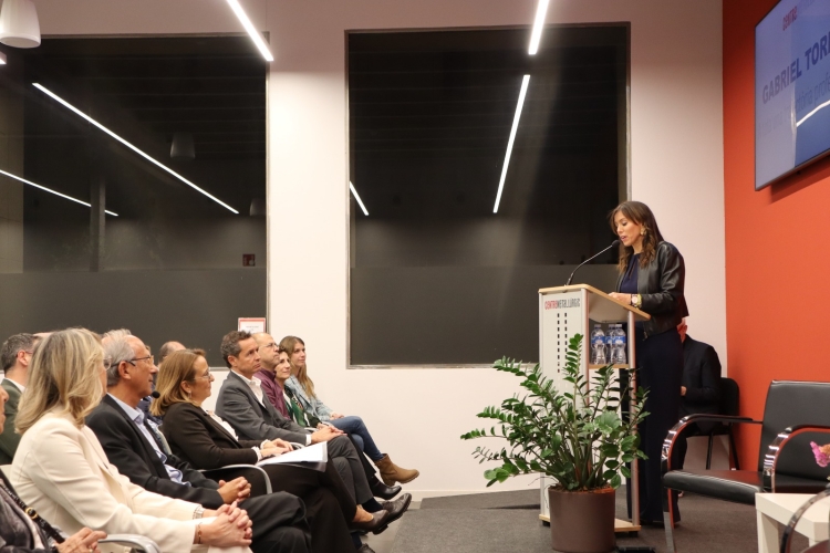 L'alcaldessa Marta Farrés davant de Gabriel Torras i la seva successora, Montse Vilanova