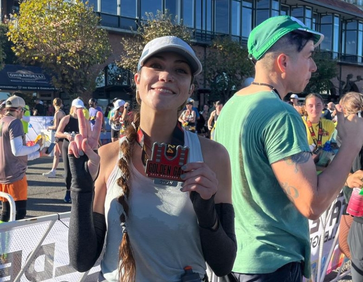 Clàudia Montllor fent la mitja marató creua el Golden Gate