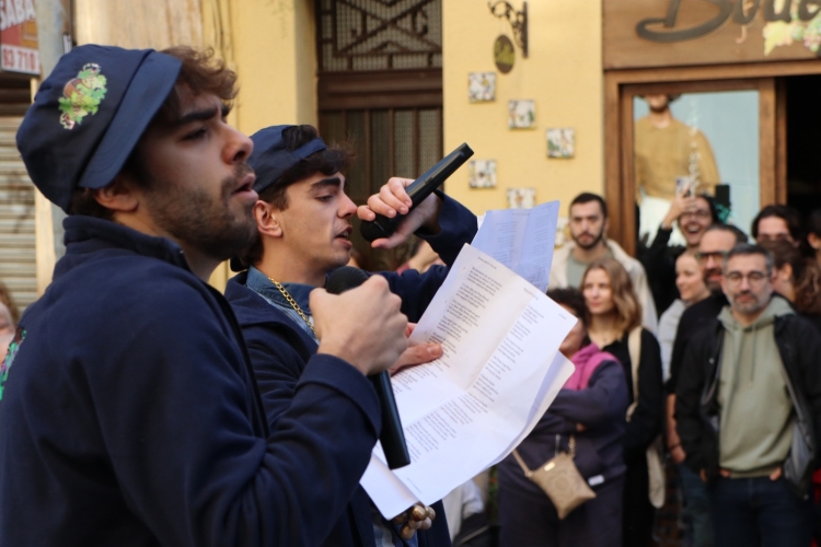 Els animadors de la festa, explicant la història de la bodega Coca amb un rap