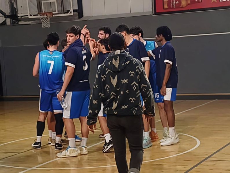 Pinya de l'equip del Club després de perdre a Les Naus | @CNSBasquet 