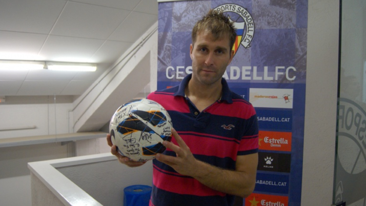 Aníbal Zurdo el dia de l'Almería enduent-se la pilota a casa | CES