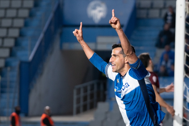 Rubén Martínez celebrant un gol a la Nova Creu Alta | Roger Benet