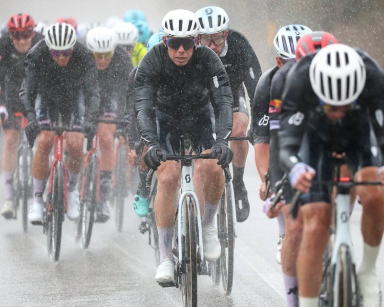 De la Cruz va lluir-se sota la pluja en l'ascensió a Aremogna | Q36.5