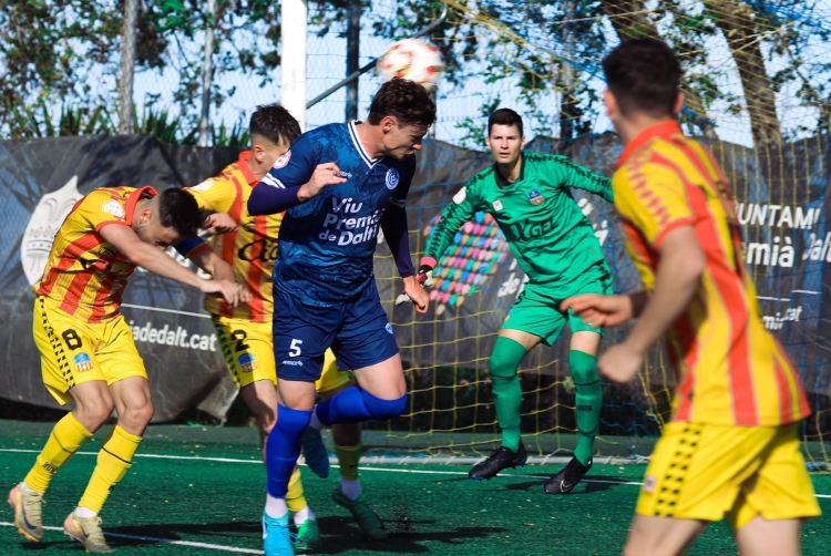 El central de Zalla prova la rematada diumenge passat contra el Sant Andreu | Futur