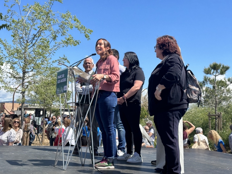 L'alcaldessa i membres de les Associacions de Veïns durant la inauguració | Mireia Sans