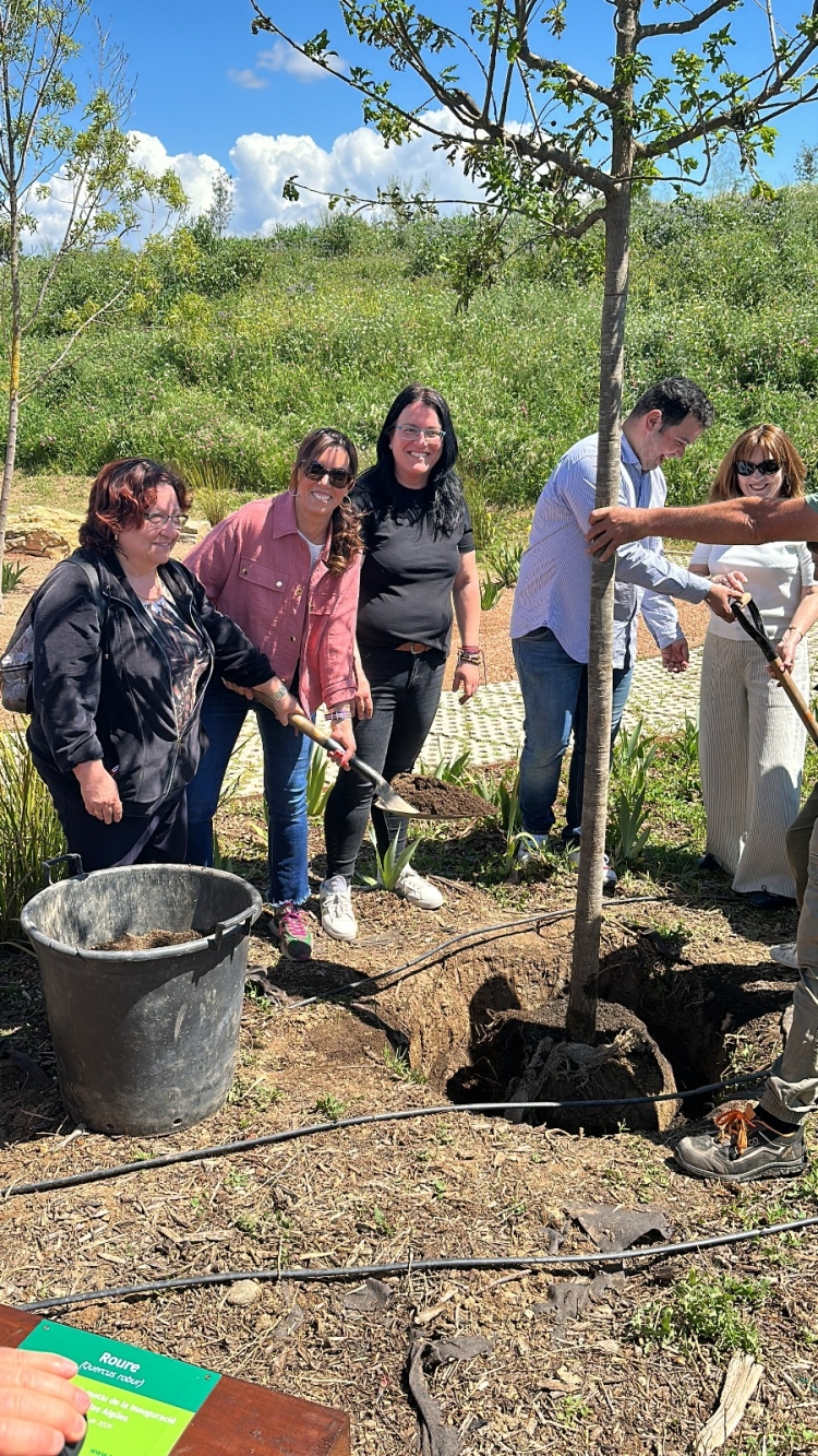 La inauguració ha comptat amb la plantació d'un arbre | Mireia Sans