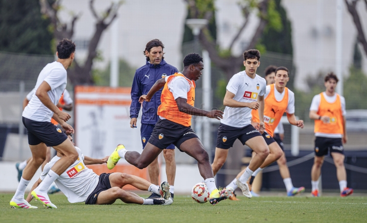 L'exfutbolista Angulo dirigint un entrenament del Mestalla | VCF