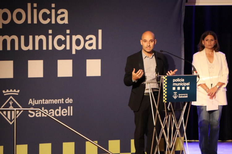 El tinent d'alcaldessa de Seguretat, Adrián Hernández, i la conductora de l'acte, la periodista Núria Garcia