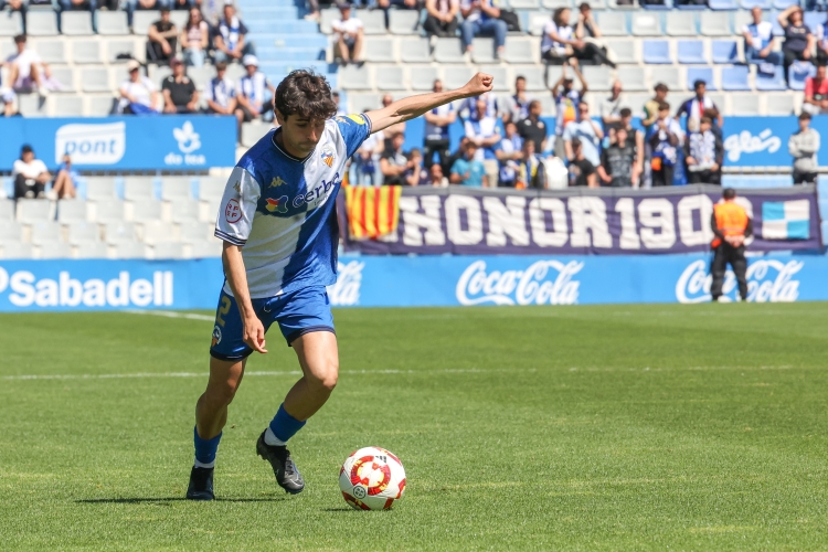 El lateral dret centrant una pilota en l'últim partit de lliga regular a casa | CES