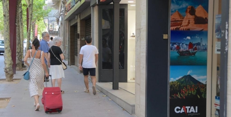 Gent passejant